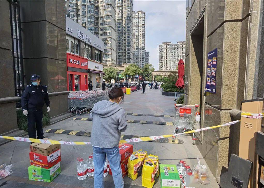 【郑州封控区人员只进不出/郑州封控区能出去上班吗】